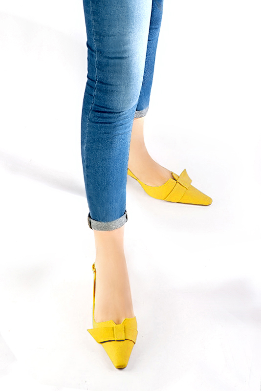 Yellow women's open back shoes, with a knot. Tapered toe. Medium spool heels. Worn view - Florence KOOIJMAN